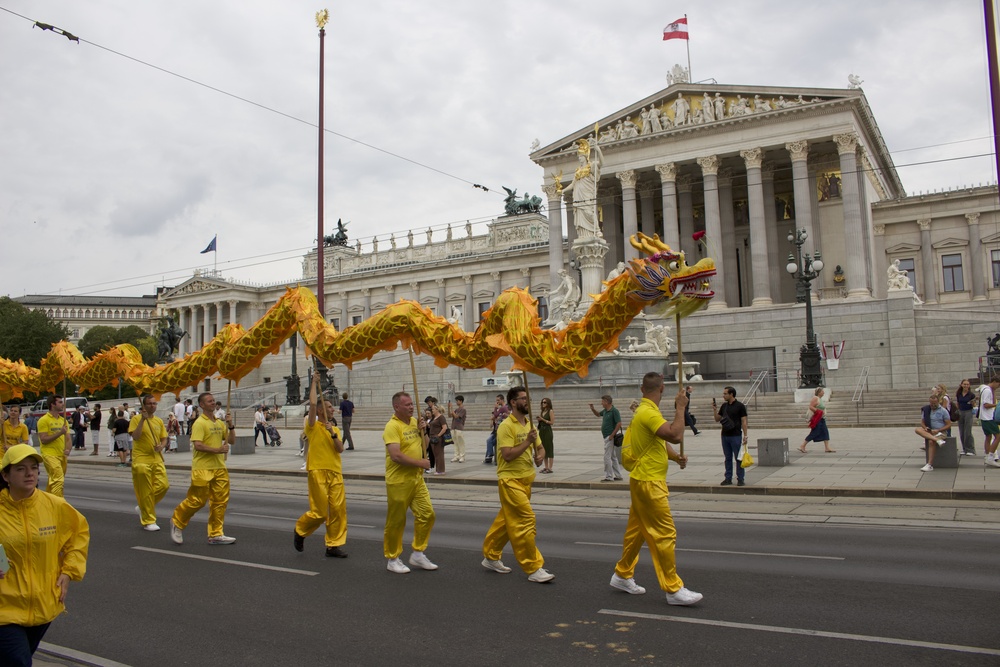 Chinesischer Drache tanzt am Ring vorbei beim Österreichischen Parlament. Foto: FDI