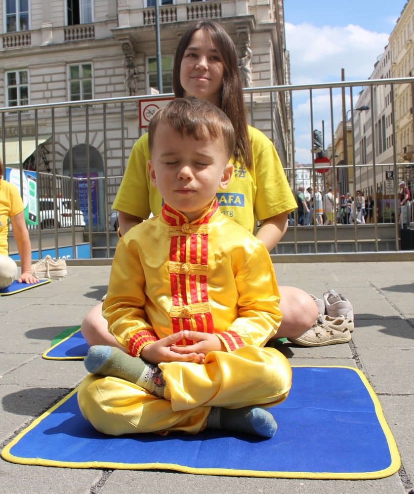 Meditation in festlicher Kleidung. Foto: FDI Österreich