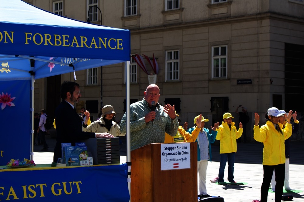 Kundgebung am Stephansplatz in Wien, Rede von Ethan Gutmann. Foto: FDI Österreich