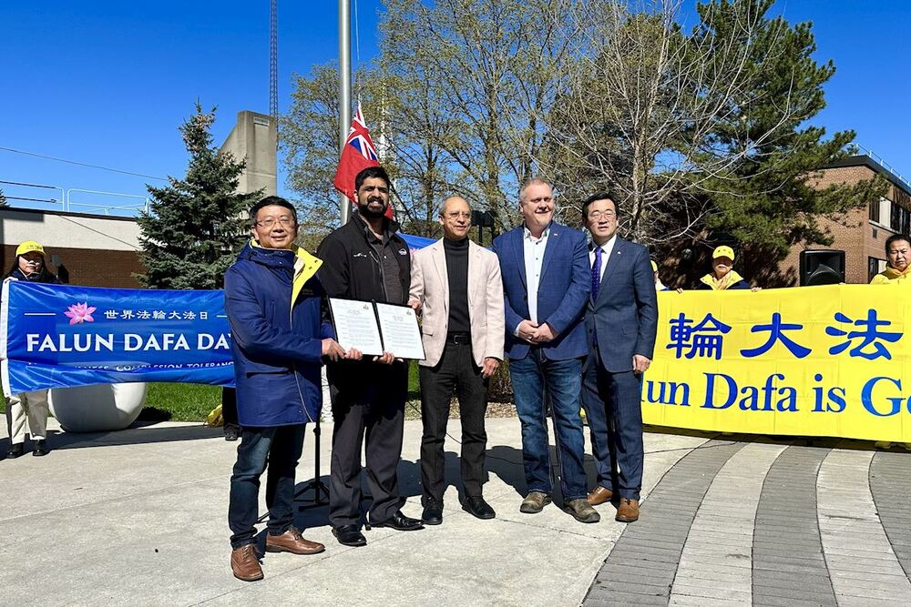 Bürgermeister Justin Towndale (2.v.l.) leitet am 1. Mai 2026 die Flaggenzeremonie zum Falun-Dafa-Tag vor dem Rathaus in Cornwall, woran auch der Stadtrat Adrian Bugelli (2.v.r.) aus der Stadt North Stormont teilnimmt. Foto: Minghui