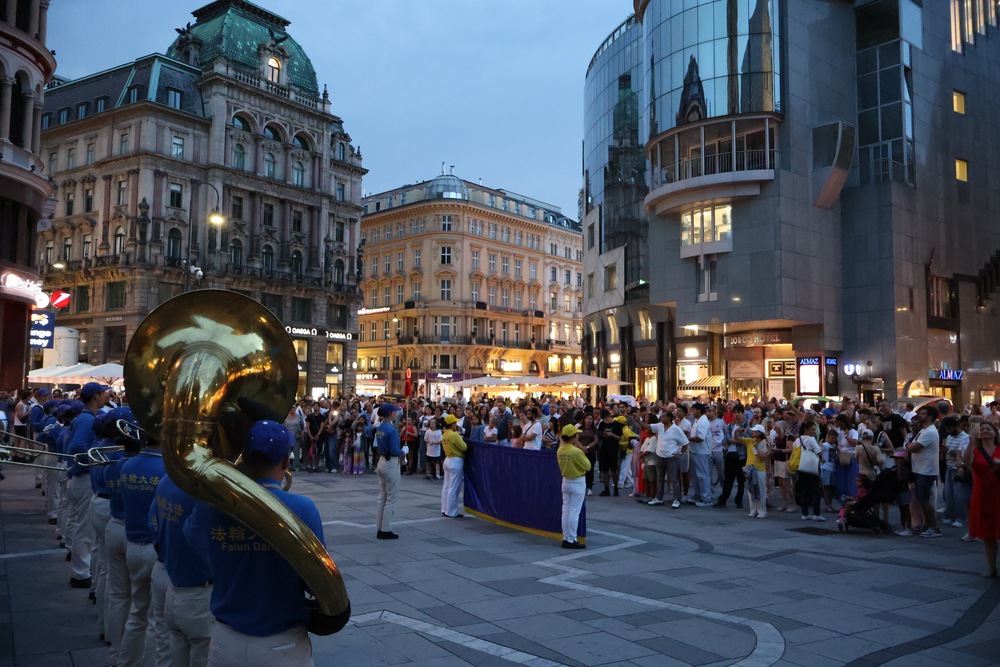 Europäische Tian Guo Marching Band spielt für die Freiheit von Falun Gong in China. Foto: FDI